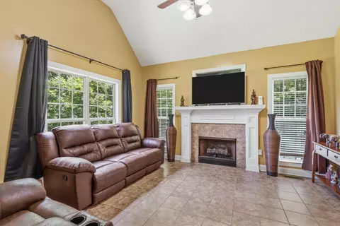 Living - 104 Springbrook Dr, Jackson, TN 38305 photo 2 of 2