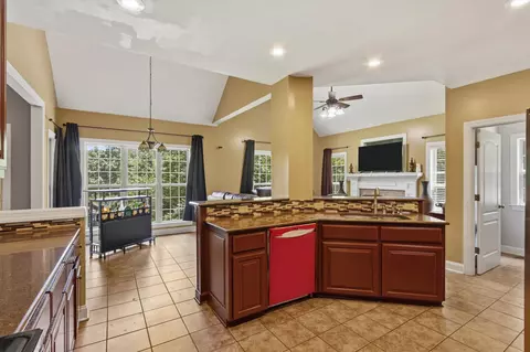 Kitchen - 104 Springbrook Dr, Jackson, TN 38305 photo 1 of 2