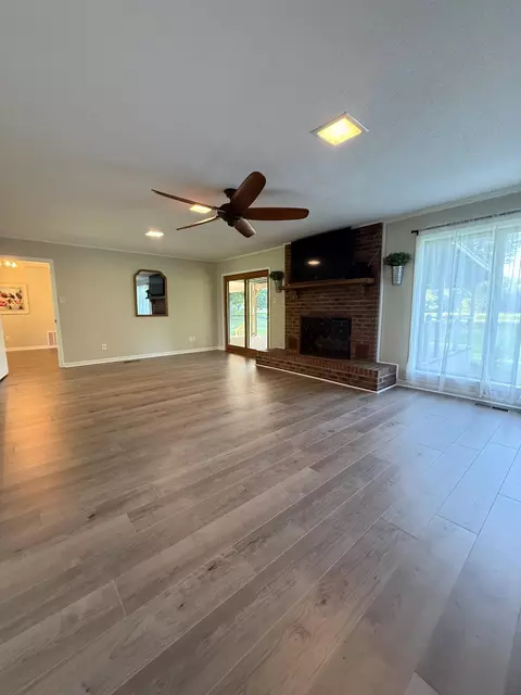Living - 1384 Murphy Ave, Covington, TN 38019 photo 3 of 5