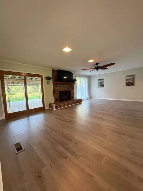 Living - 1384 Murphy Ave, Covington, TN 38019 photo 2 of 5