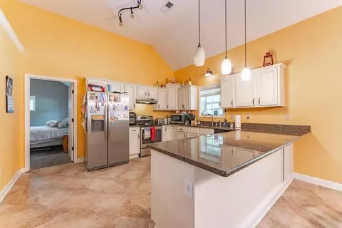 Kitchen - 2665 Mccraw Loop, Mason, TN 38049 photo 2 of 3