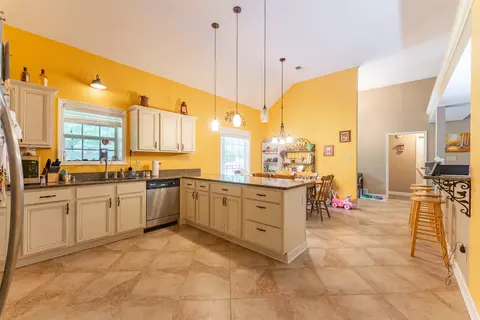Kitchen - 2665 Mccraw Loop, Mason, TN 38049 photo 3 of 3