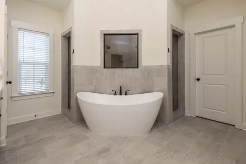 Bath - 7620 Crosswinds Blvd, Hernando, MS 38632 photo 1 of 4