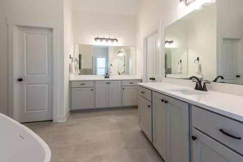 Bath - 7620 Crosswinds Blvd, Hernando, MS 38632 photo 2 of 4