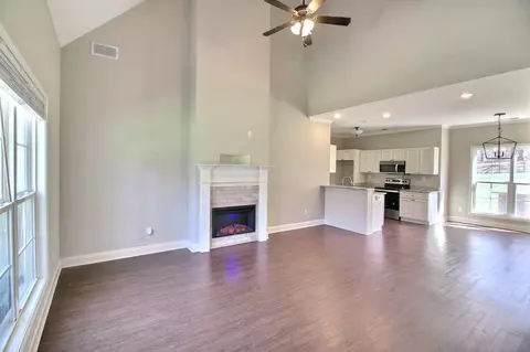 Living - 4722 Alexander Rd, Olive Branch, MS 38654 photo 1 of 2