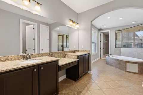 Bath - 141 Lower Fields Ln, Collierville, TN 38017 photo 2 of 4