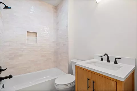Bath - 5272 Winestone Cv, Memphis, TN 38120 photo 6 of 10