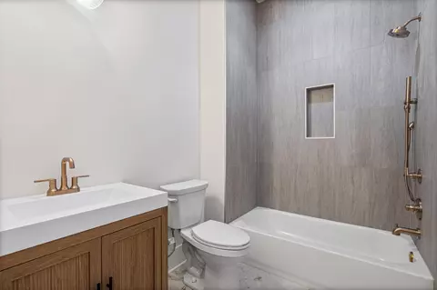Bath - 5272 Winestone Cv, Memphis, TN 38120 photo 3 of 10