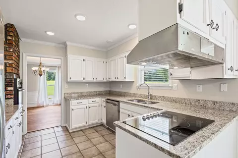 Kitchen - 123 S Malone Rd, Hernando, MS 38632 photo 3 of 3