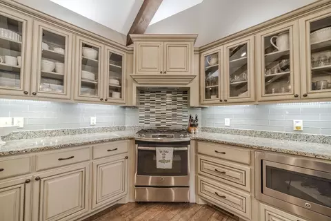 Kitchen - 9 Elks Landing Dr, Iuka, MS 38852 photo 2 of 3