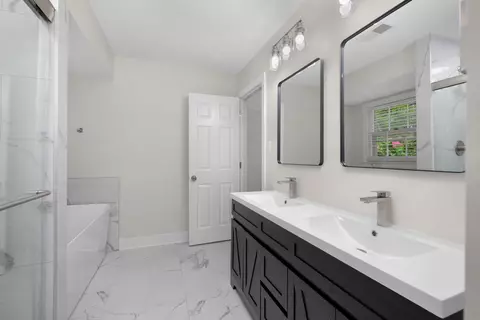 Bath - 192 E Powell Rd, Collierville, TN 38017 photo 3 of 6
