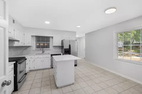 Kitchen - 192 E Powell Rd, Collierville, TN 38017 photo 2 of 5