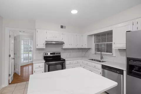 Kitchen - 192 E Powell Rd, Collierville, TN 38017 photo 4 of 5
