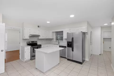 Kitchen - 192 E Powell Rd, Collierville, TN 38017 photo 3 of 5