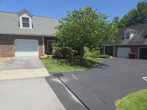 41 Cherokee Ridge Ct, Johnson City, TN 37604