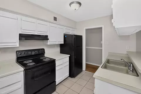 Kitchen - 5042 Andover Dr, Memphis, TN 38109 photo 3 of 4