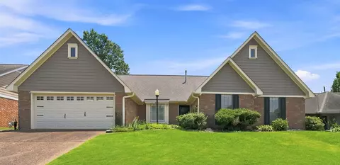 8237 Crimson Creek Dr, Cordova, TN 38016