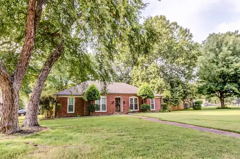 8892 N Thakeham Pl, Cordova, TN 38016