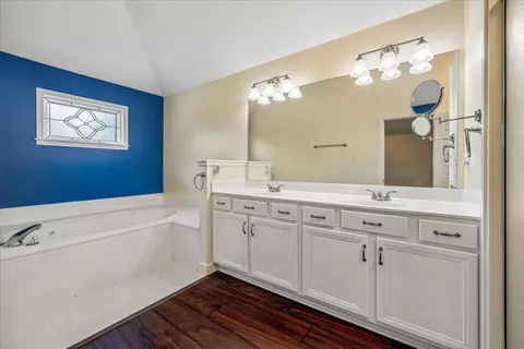 Bath - 9333 Breakstone Cv, Collierville, TN 38017 photo 1 of 5