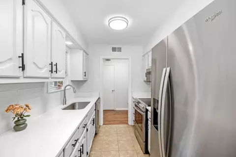 Kitchen - 7052 Dawnhill Rd, Bartlett, TN 38135 photo 6 of 6