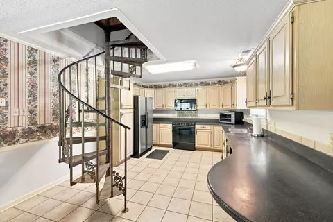 Kitchen - 8917 E Shelby Dr, Memphis, TN 38125 photo 1 of 3