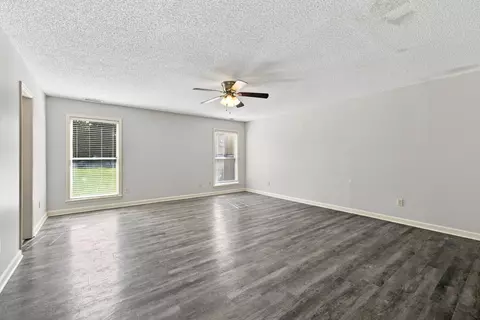 Living - 8917 E Shelby Dr, Memphis, TN 38125 photo 2 of 3