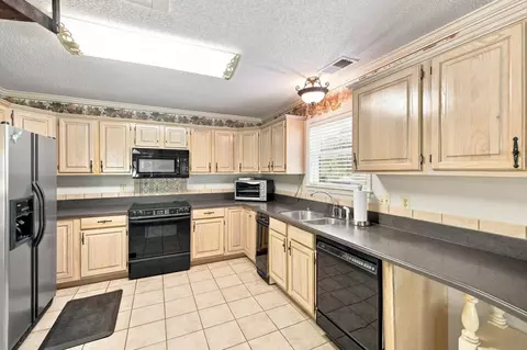 Kitchen - 8917 E Shelby Dr, Memphis, TN 38125 photo 3 of 3