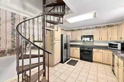 Kitchen - 8917 E Shelby Dr, Memphis, TN 38125 photo 2 of 3