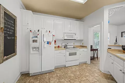 Kitchen - 21 Tamara Trl, Iuka, MS 38852 photo 3 of 4