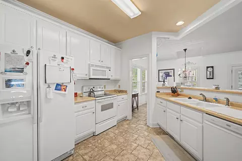 Kitchen - 21 Tamara Trl, Iuka, MS 38852 photo 2 of 4