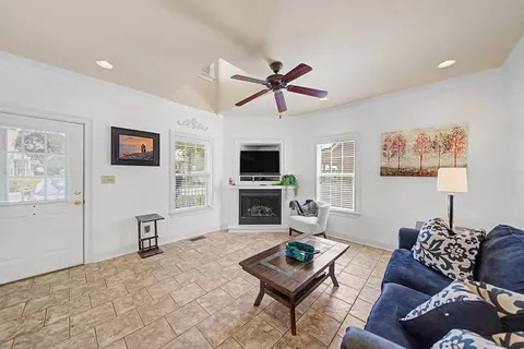 Living - 21 Tamara Trl, Iuka, MS 38852 photo 2 of 2