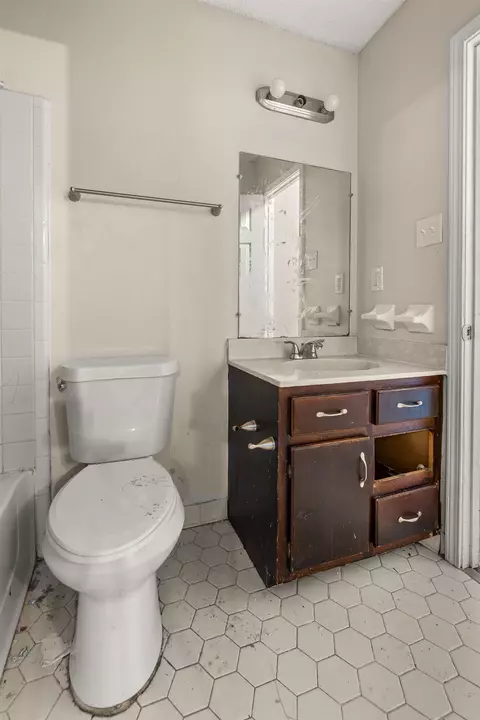 Bath - 2814 E Hickory Blf, Memphis, TN 38128 photo 2 of 4