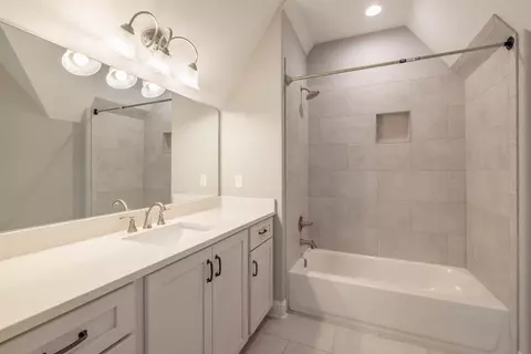 Bath - 1272 Percheron Pass, Collierville, TN 38017 photo 6 of 8