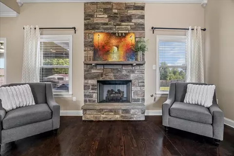 Living - 76 E Cherrybark Dr, Atoka, TN 38004 photo 2 of 2