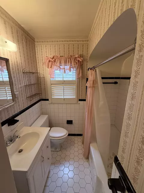 Bath - 237 Edwin Cir, Memphis, TN 38104 photo 1 of 2