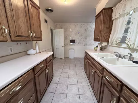 Kitchen - 237 Edwin Cir, Memphis, TN 38104 photo 2 of 2
