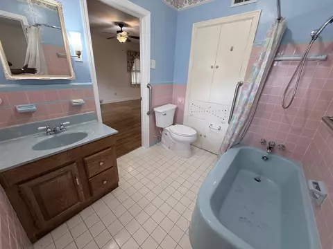 Bath - 237 Edwin Cir, Memphis, TN 38104 photo 2 of 2