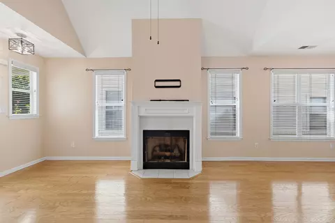 Living - 1183 Harbor River Dr, Memphis, TN 38103 photo 4 of 6