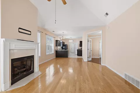 Living - 1183 Harbor River Dr, Memphis, TN 38103 photo 6 of 6