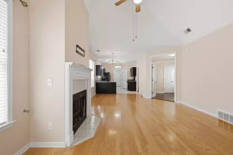 Living - 1183 Harbor River Dr, Memphis, TN 38103 photo 2 of 6