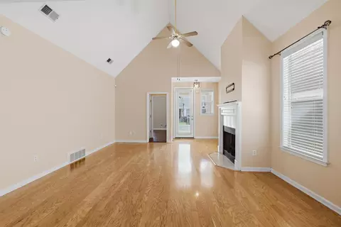 Living - 1183 Harbor River Dr, Memphis, TN 38103 photo 5 of 6