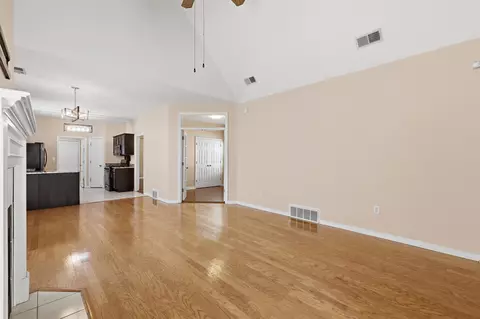Living - 1183 Harbor River Dr, Memphis, TN 38103 photo 3 of 6
