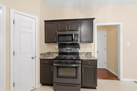 Kitchen - 1183 Harbor River Dr, Memphis, TN 38103 photo 2 of 5