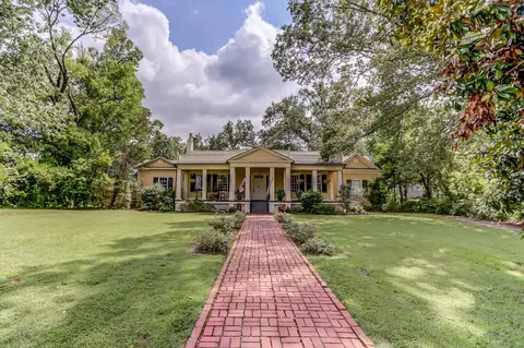 127 W Gholson Ave, Holly Springs, MS 38635