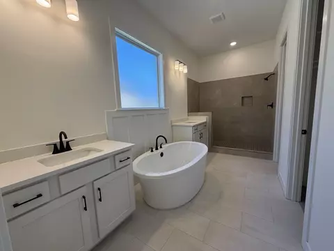 Bath - 3141 Mannington Dr, Bartlett, TN 38135 photo 1 of 2