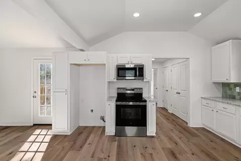 Entry Way - 1425 N Madison St, Corinth, MS 38834 photo 1 of 4