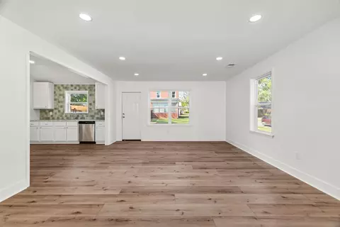 Living - 1425 N Madison St, Corinth, MS 38834 photo 2 of 3