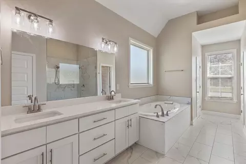 Bath - 7191 E Harrier Dr, Olive Branch, MS 38654 photo 1 of 4