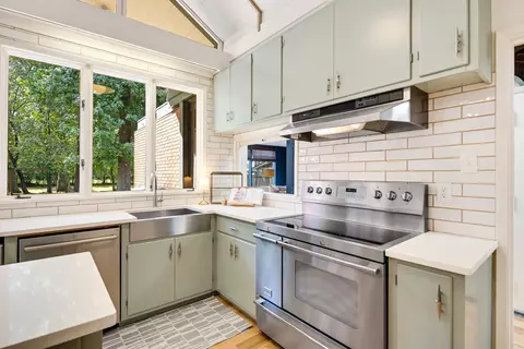 Kitchen - 431 Erwin Dr, Memphis, TN 38117 photo 3 of 4