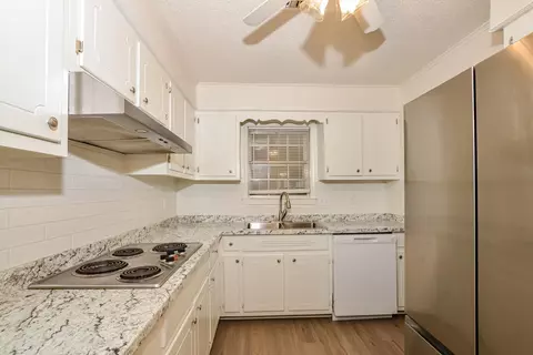 Kitchen - 9540 Stuart Rd, Olive Branch, MS 38654 photo 2 of 3